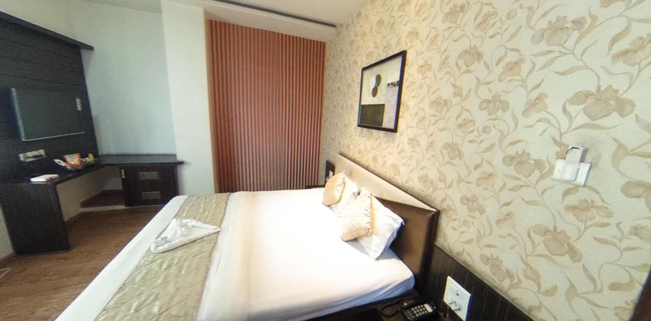 Hotel Pink Pearl Raigarh Kültér fotó